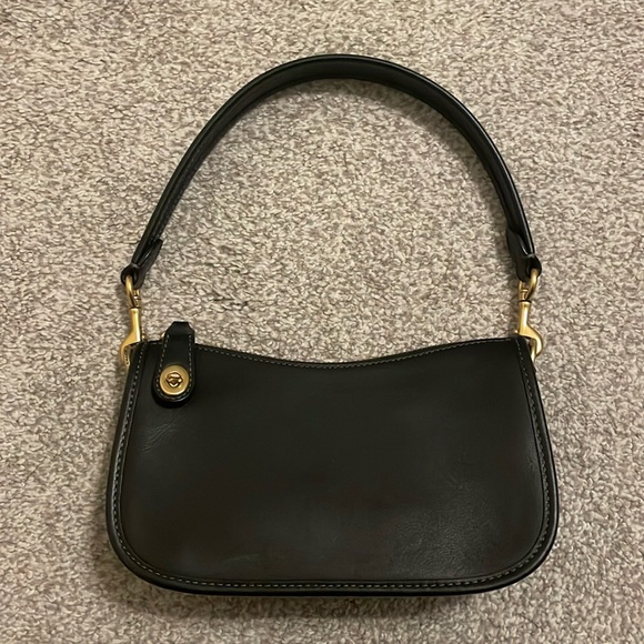 Coach Handbags - Coach swinger 20